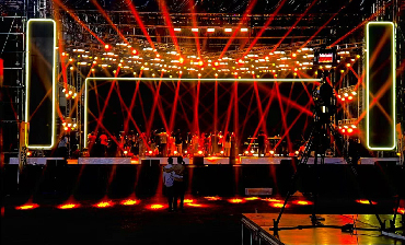 I fari NOWLIT QR-B295 brillano sul palco di un evento in Nigeria.