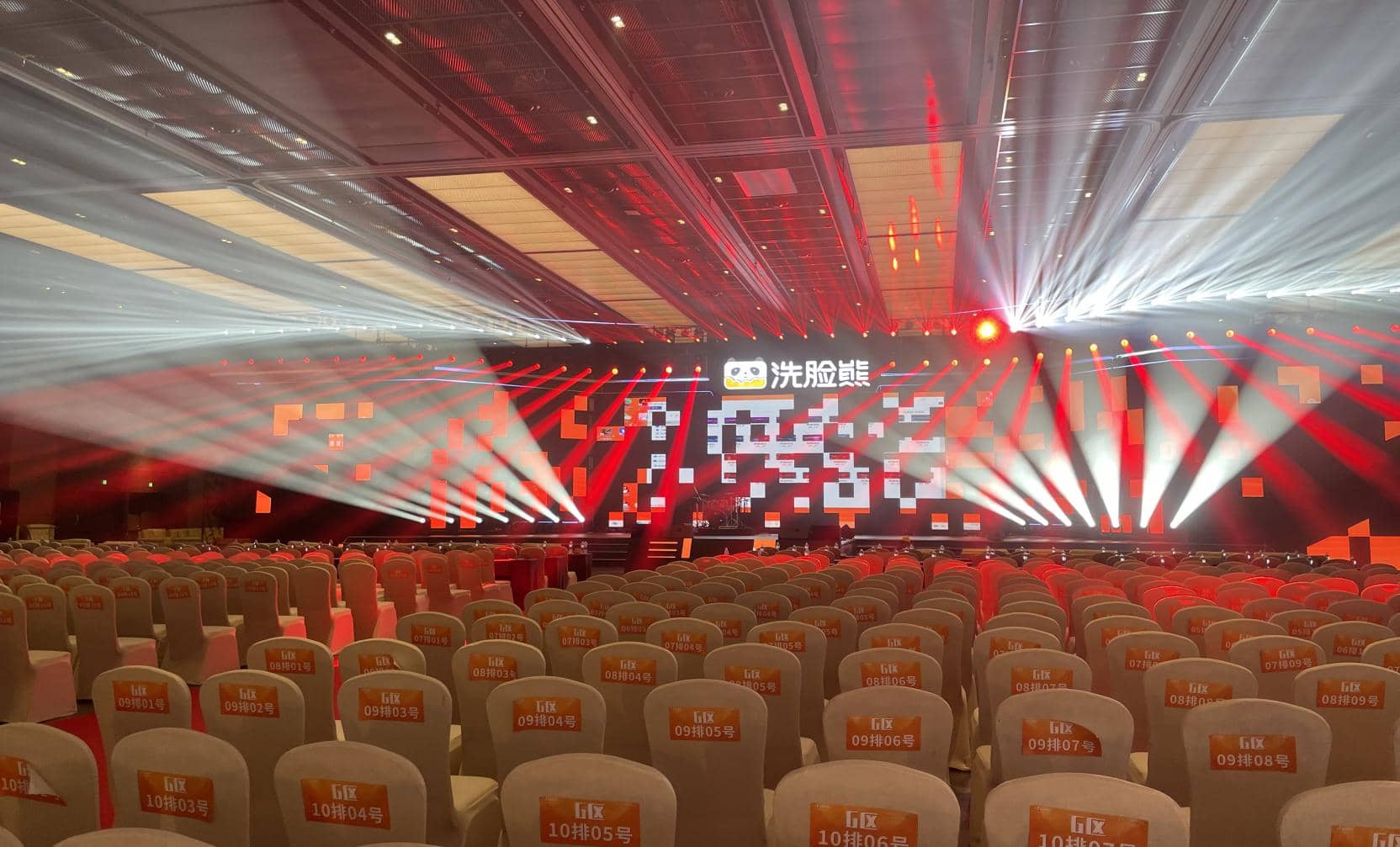 NOWLIT 500W LED 3-in-1 illumina il gala annuale 